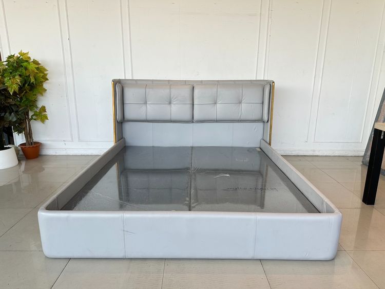 ใหญ่ เตียงนอน 6 ฟุต หุ้มหนัง PU สีเทา หัวเตียงดึงดุม คิ้วสแตนเลสสีทอง แผ่นรองไม้อัดหุ้มผ้าสีเทาบุนวม