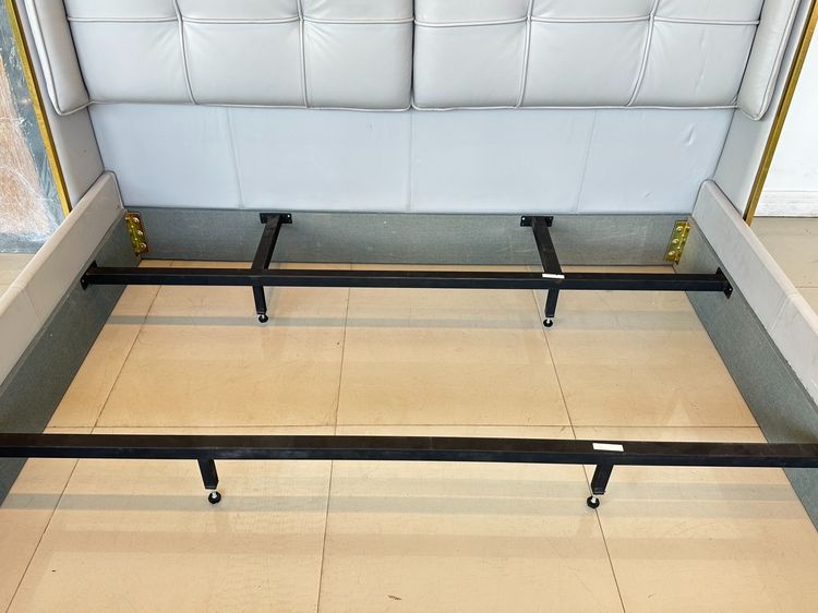 เตียงนอน 6 ฟุต หุ้มหนัง PU สีเทา หัวเตียงดึงดุม คิ้วสแตนเลสสีทอง แผ่นรองไม้อัดหุ้มผ้าสีเทาบุนวม รูปที่ 12