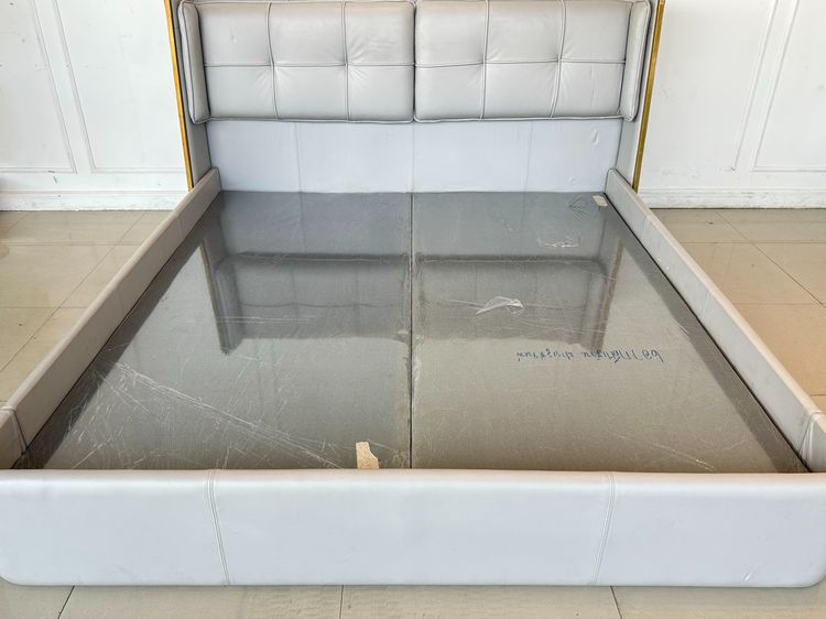 เตียงนอน 6 ฟุต หุ้มหนัง PU สีเทา หัวเตียงดึงดุม คิ้วสแตนเลสสีทอง แผ่นรองไม้อัดหุ้มผ้าสีเทาบุนวม รูปที่ 8