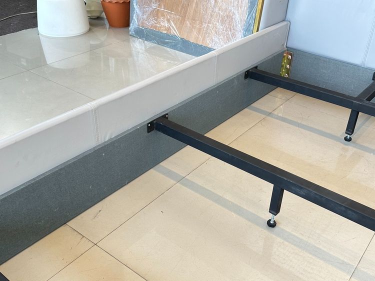 เตียงนอน 6 ฟุต หุ้มหนัง PU สีเทา หัวเตียงดึงดุม คิ้วสแตนเลสสีทอง แผ่นรองไม้อัดหุ้มผ้าสีเทาบุนวม รูปที่ 13