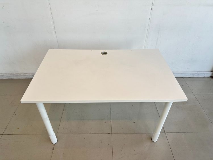 โต๊ะทำงาน ท็อปไม้ MDF ท็อปมีรูร้อยสายไฟ ด้านหน้ามีแผ่นไม้ MDF ปิด โครงขาเหล็กสีขาว (ขนาดกว้าง 110CM.) รูปที่ 2