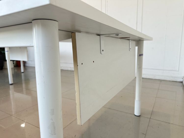 โต๊ะทำงาน ท็อปไม้ MDF ท็อปมีรูร้อยสายไฟ ด้านหน้ามีแผ่นไม้ MDF ปิด โครงขาเหล็กสีขาว (ขนาดกว้าง 110CM.) รูปที่ 5