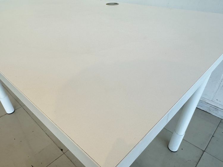 โต๊ะทำงาน ท็อปไม้ MDF ท็อปมีรูร้อยสายไฟ ด้านหน้ามีแผ่นไม้ MDF ปิด โครงขาเหล็กสีขาว (ขนาดกว้าง 110CM.) รูปที่ 8