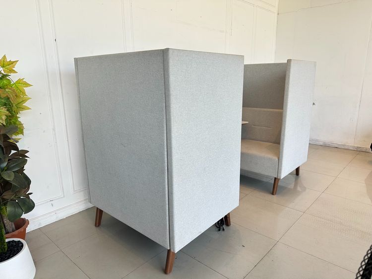 โซฟาพักผ่อน โซฟาสำหรับนั่งรอ เบาะผ้าสีเทา โต๊ะเลคเชอร์ไม้ MDF ขาไม้สนสีน้ำตาล พร้อมชุดแขวนทีวี และปลั๊กไฟ ช่อง USB รูปที่ 2