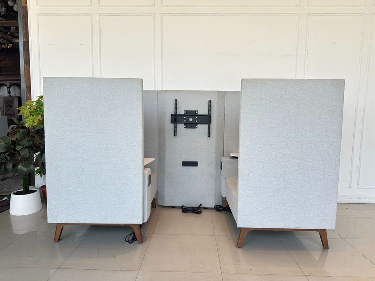 2 ที่นั่ง โซฟาพักผ่อน โซฟาสำหรับนั่งรอ เบาะผ้าสีเทา โต๊ะเลคเชอร์ไม้ MDF ขาไม้สนสีน้ำตาล พร้อมชุดแขวนทีวี และปลั๊กไฟ ช่อง USB