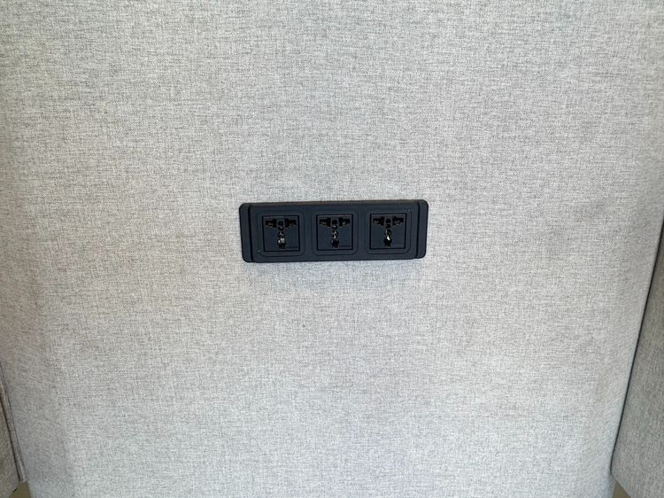 โซฟาพักผ่อน โซฟาสำหรับนั่งรอ เบาะผ้าสีเทา โต๊ะเลคเชอร์ไม้ MDF ขาไม้สนสีน้ำตาล พร้อมชุดแขวนทีวี และปลั๊กไฟ ช่อง USB รูปที่ 7