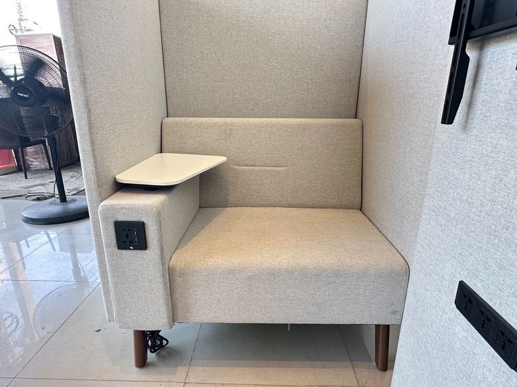 โซฟาพักผ่อน โซฟาสำหรับนั่งรอ เบาะผ้าสีเทา โต๊ะเลคเชอร์ไม้ MDF ขาไม้สนสีน้ำตาล พร้อมชุดแขวนทีวี และปลั๊กไฟ ช่อง USB รูปที่ 9