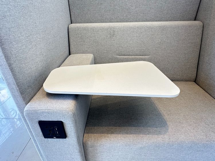 โซฟาพักผ่อน โซฟาสำหรับนั่งรอ เบาะผ้าสีเทา โต๊ะเลคเชอร์ไม้ MDF ขาไม้สนสีน้ำตาล พร้อมชุดแขวนทีวี และปลั๊กไฟ ช่อง USB รูปที่ 10