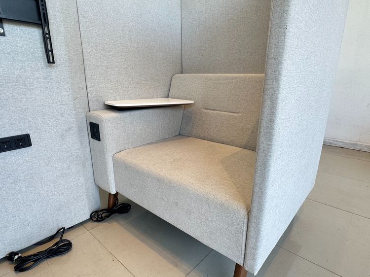 โซฟาพักผ่อน โซฟาสำหรับนั่งรอ เบาะผ้าสีเทา โต๊ะเลคเชอร์ไม้ MDF ขาไม้สนสีน้ำตาล พร้อมชุดแขวนทีวี และปลั๊กไฟ ช่อง USB รูปที่ 8