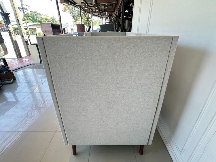 โซฟาพักผ่อน โซฟาสำหรับนั่งรอ เบาะผ้าสีเทา โต๊ะเลคเชอร์ไม้ MDF ขาไม้สนสีน้ำตาล พร้อมชุดแขวนทีวี และปลั๊กไฟ ช่อง USB รูปที่ 4