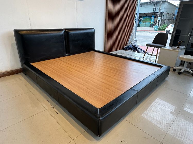 เตียง 6 ฟุต หัวเตียงและโครงเตียงบุนวมหุ้มหนัง PU สีดำ รูปที่ 3