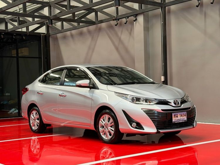 รถ Toyota Yaris ATIV 1.2 G สี บรอนซ์เงิน