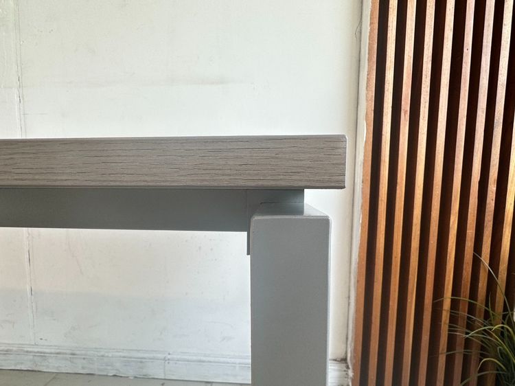 โต๊ะทำงาน ท็อปไม้ MDF สีเทาลายไม้ โครงขาเหล็กสีเทา (ขนาดกว้าง 130 CM.)  รูปที่ 7