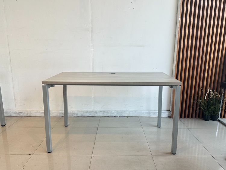 โต๊ะทำงาน ท็อปไม้ MDF สีเทาลายไม้ โครงขาเหล็กสีเทา (ขนาดกว้าง 130 CM.) 