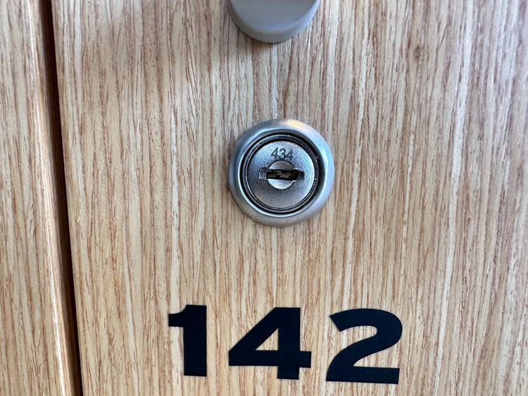 ตู้ล็อคเกอร์ 10 บานเปิด โครงไม้ MDF ปิดผิวลายไม้สีน้ำตาล ล้อเลื่อน   รูปที่ 14