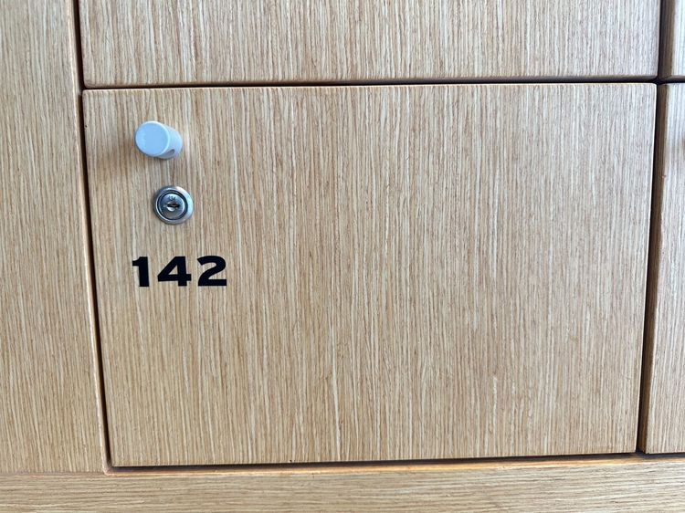 ตู้ล็อคเกอร์ 10 บานเปิด โครงไม้ MDF ปิดผิวลายไม้สีน้ำตาล ล้อเลื่อน   รูปที่ 13