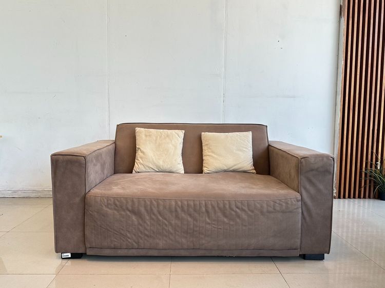 โซฟา 2 ที่นั่ง เบาะผ้าลายหนังกลับสีน้ำตาล หมอนอิงสีครีม โครงขาไม้จริงสีน้ำตาล 