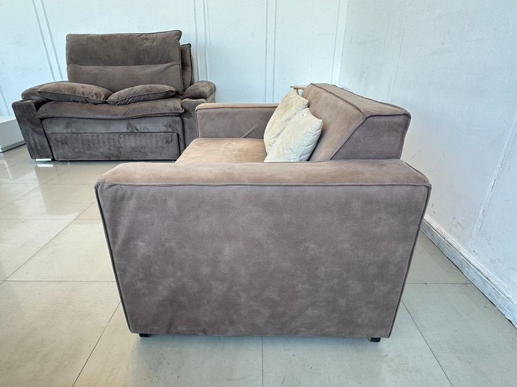 โซฟา 2 ที่นั่ง เบาะผ้าลายหนังกลับสีน้ำตาล หมอนอิงสีครีม โครงขาไม้จริงสีน้ำตาล  รูปที่ 5