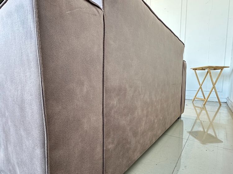 โซฟา 2 ที่นั่ง เบาะผ้าลายหนังกลับสีน้ำตาล หมอนอิงสีครีม โครงขาไม้จริงสีน้ำตาล  รูปที่ 6