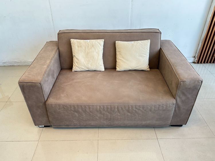 โซฟา 2 ที่นั่ง เบาะผ้าลายหนังกลับสีน้ำตาล หมอนอิงสีครีม โครงขาไม้จริงสีน้ำตาล  รูปที่ 2