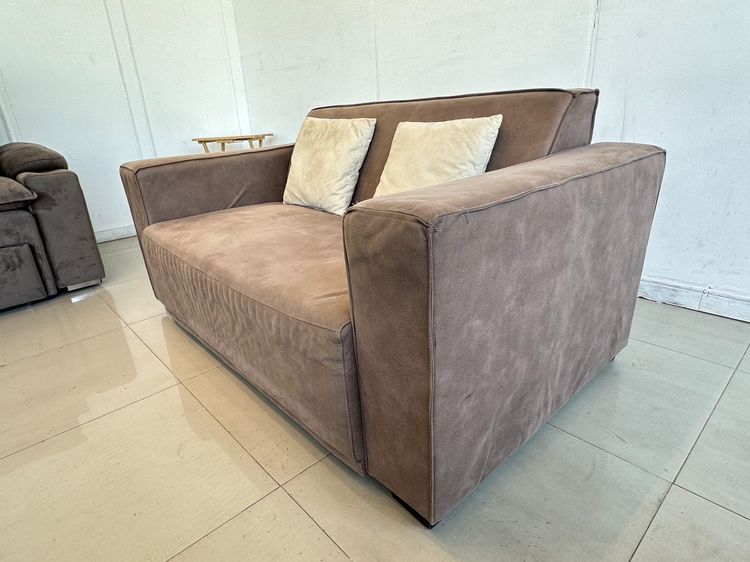 โซฟา 2 ที่นั่ง เบาะผ้าลายหนังกลับสีน้ำตาล หมอนอิงสีครีม โครงขาไม้จริงสีน้ำตาล  รูปที่ 4