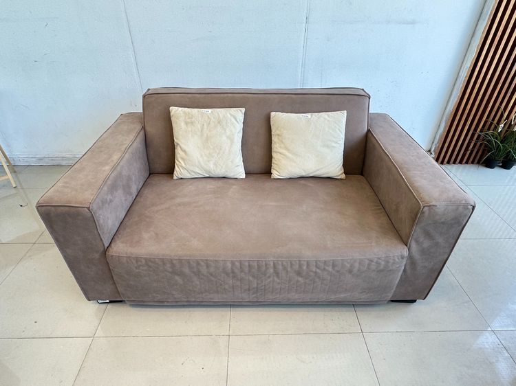 โซฟา 2 ที่นั่ง เบาะผ้าลายหนังกลับสีน้ำตาล หมอนอิงสีครีม โครงขาไม้จริงสีน้ำตาล  รูปที่ 7