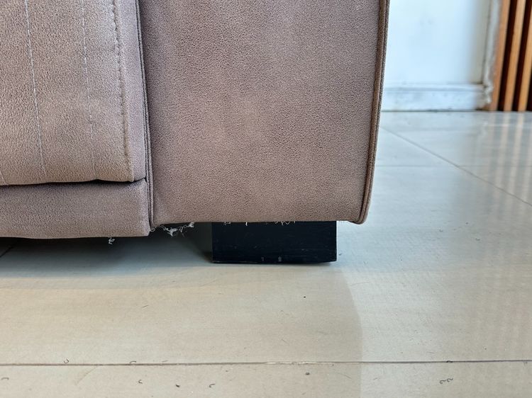 โซฟา 2 ที่นั่ง เบาะผ้าลายหนังกลับสีน้ำตาล หมอนอิงสีครีม โครงขาไม้จริงสีน้ำตาล  รูปที่ 10