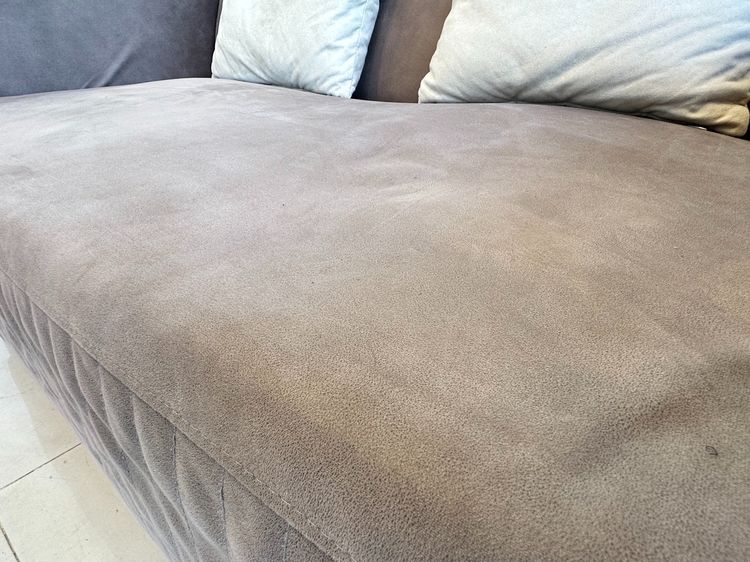 โซฟา 2 ที่นั่ง เบาะผ้าลายหนังกลับสีน้ำตาล หมอนอิงสีครีม โครงขาไม้จริงสีน้ำตาล  รูปที่ 8