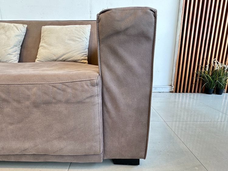โซฟา 2 ที่นั่ง เบาะผ้าลายหนังกลับสีน้ำตาล หมอนอิงสีครีม โครงขาไม้จริงสีน้ำตาล  รูปที่ 9
