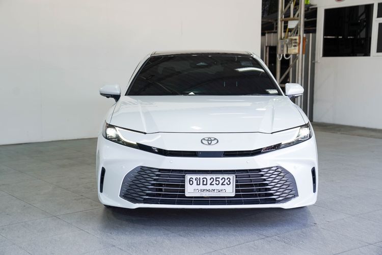 Toyota Camry 2025 2.5 HEV Premium Luxury Sedan ไฮบริด ไม่ติดแก๊ส เกียร์อัตโนมัติ ขาว รูปที่ 3