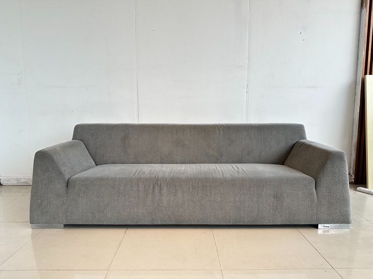 โซฟา 3 ที่นั่ง แบรนด์ MODERNFORM เบาะผ้าสีเทา 