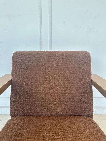 เก้าอี้อาร์มแชร์ เบาะผ้าสีน้ำตาล โครงขาไม้จริ รูปที่ 6