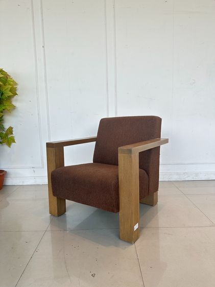 เก้าอี้อาร์มแชร์ เบาะผ้าสีน้ำตาล โครงขาไม้จริ รูปที่ 2