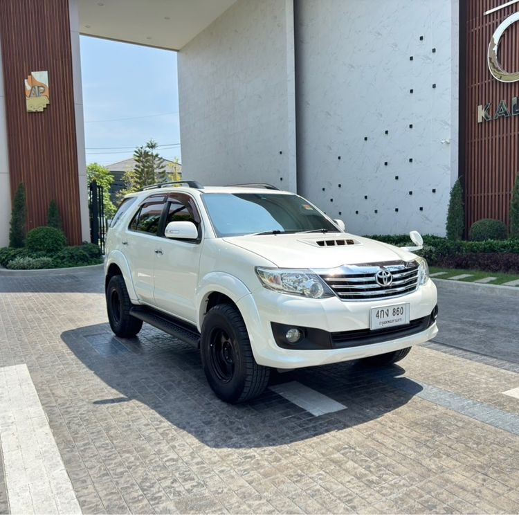 รถ Toyota Fortuner 3.0 V 2WD Champ Midnight Shine สี ขาว