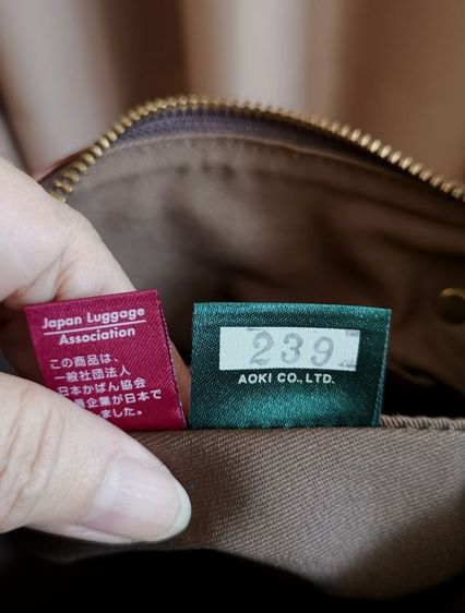 กระเป๋า​สะพาย​หนัง​แท้​ แบรนด์​ แบรนด์​ Luggage Aoki​ มือ​ 2​ รูปที่ 9