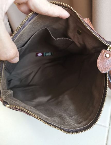 กระเป๋า​สะพาย​หนัง​แท้​ แบรนด์​ แบรนด์​ Luggage Aoki​ มือ​ 2​ รูปที่ 17