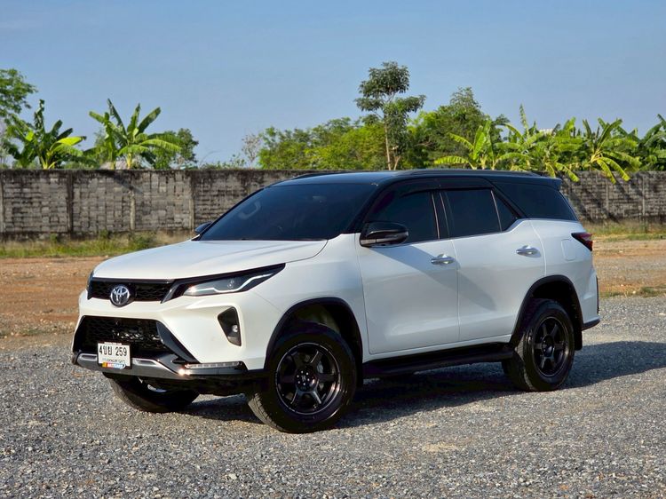 รถ Toyota Fortuner 2.4 Leader V สี ขาว