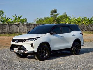 TOYOTA FORTUNER 2.4 LEADER V (2WD) ปี 2023 รถครอบครัวสุดหรู ภายในกว้าง ดูแลง่าย พร้อมลุยทุกเส้นทาง