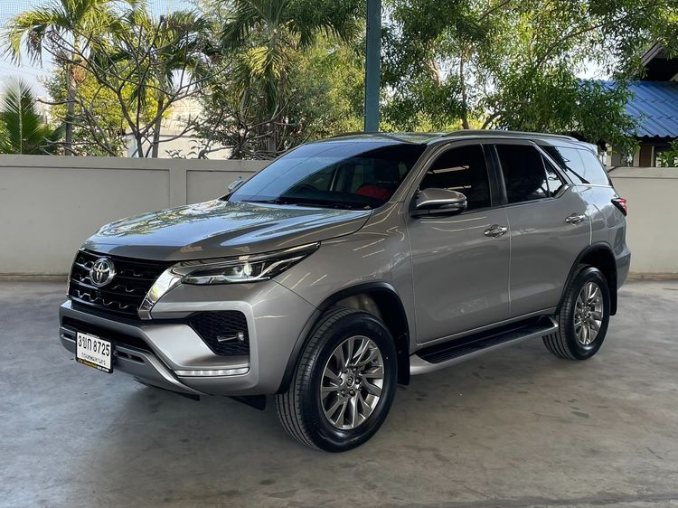 รถ Toyota Fortuner 2.4 V สี บรอนซ์เงิน