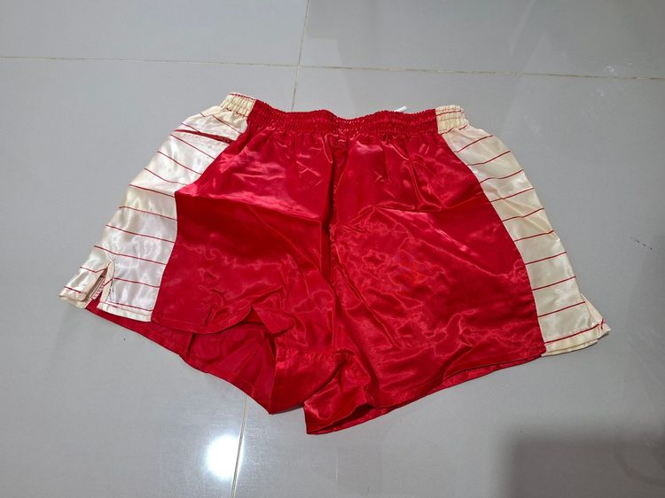 กางเกงขาสั้นผ้าลื่นๆ มันๆ