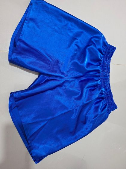 กางเกงขาสั้นผ้าลื่นๆ มันๆ