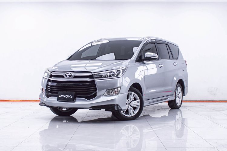 รถ Toyota Innova 2.8 Crysta V สี เทา