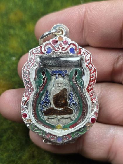 พระเหรียญหลวงปู่เอี่ยมลงยาเนื้อสีเงินเก่าๆ