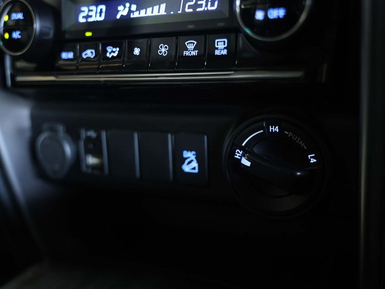 Toyota Fortuner 2022 2.4 Leader V 4WD Utility-car ดีเซล ไม่ติดแก๊ส เกียร์อัตโนมัติ บรอนซ์เงิน รูปที่ 3