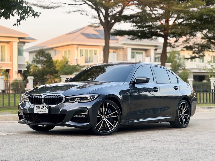 รถ BMW Series 3 330e สี เทา