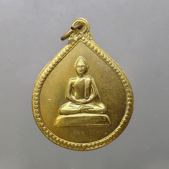 เหรียญสังวาลย์ สมเด็จย่า 6 รอบ (หลวงปู่แหวน หลวงปู่โต๊ะ ร่วมปลุกเสก) เนื้อทองฝาบาตร พ.ศ.2515 หายาก