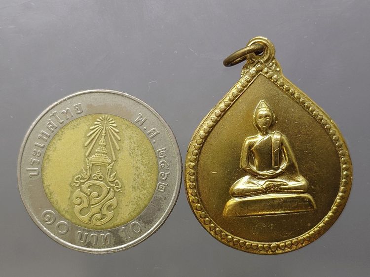 เหรียญสังวาลย์ สมเด็จย่า 6 รอบ (หลวงปู่แหวน หลวงปู่โต๊ะ ร่วมปลุกเสก) เนื้อทองฝาบาตร พ.ศ.2515 หายาก รูปที่ 6