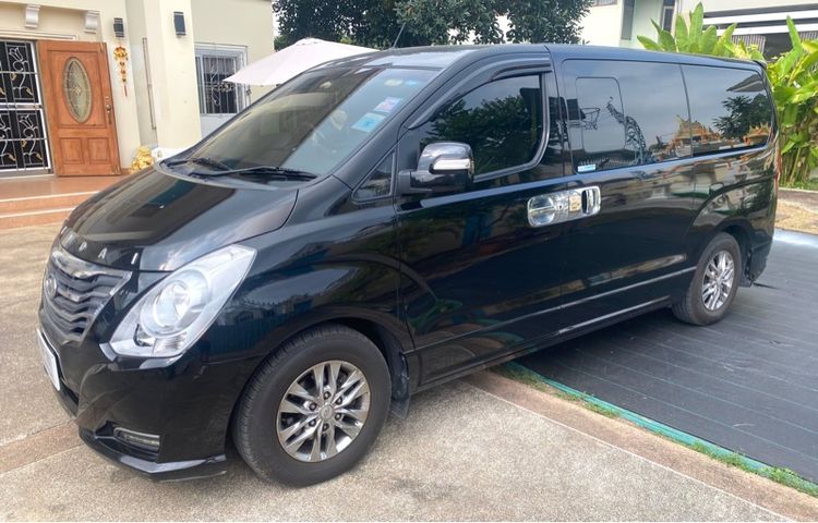 Hyundai H-1  2012 2.5 Deluxe Van ดีเซล ไม่ติดแก๊ส เกียร์อัตโนมัติ ดำ รูปที่ 2