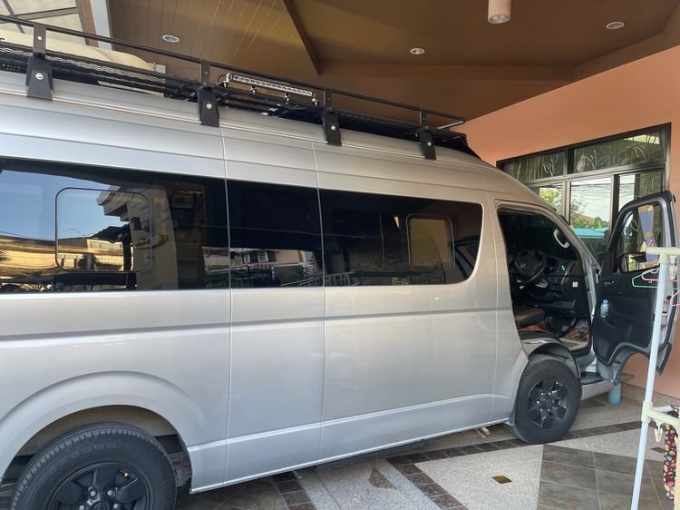 รถ Toyota Commuter 3.0 สี บรอนซ์เงิน