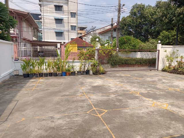 อื่นๆ มีบางส่วน 2014 ขายบ้าน และ ที่ดิน 65 ตรว. บางนา-ตราด 19 ถนนบางนา ตราด กทม พื้นที่กว้างขวาง มีห้องน้ำ2ห้อง พื้นที่สำหรับทำอาหาร ห้องนอน2ห้อง ทะลุได้2ฝั่ง
 รูปที่ 4